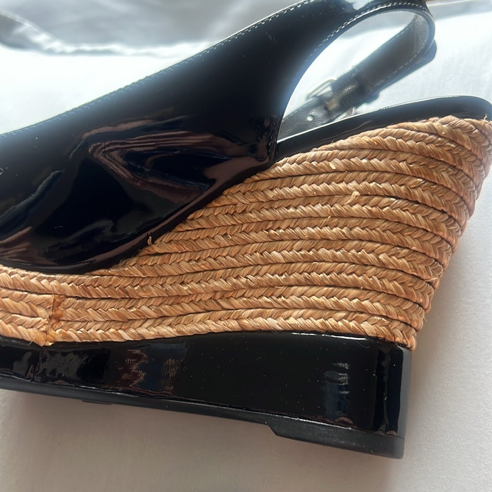 Stuart Weitzman NWT 7.5m Black Patent and Woven Wedges - Picture 14 of 14